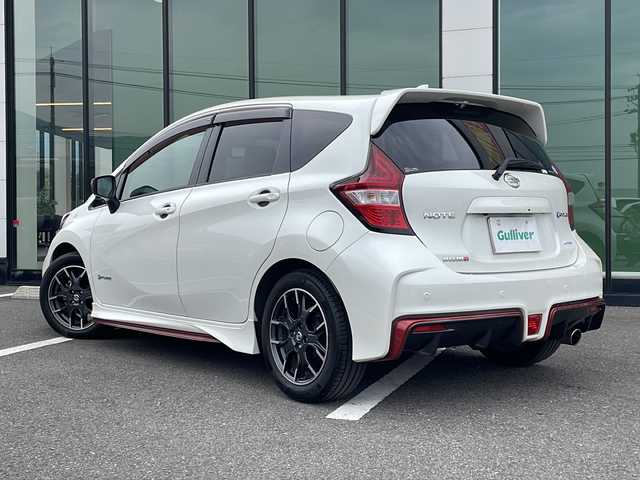 日産 ノート e－パワー ニスモ 大阪府 2018(平30)年 5.4万km ブリリアントホワイトパール 純正ＳＤナビ／Ｂｌｕｅｔｏｏｔｈ／フルセグＴＶ／ＣＤ／ＤＶＤ／ＢＤ再生機能有／ＥＴＣ／エマージェンシーブレーキ／コーナーセンサー／電子ミラー／ステアリングリモコン／スペアキー／純正アルミホイール