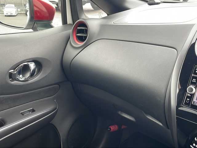 日産 ノート e－パワー ニスモ 大阪府 2018(平30)年 5.4万km ブリリアントホワイトパール 純正ＳＤナビ／Ｂｌｕｅｔｏｏｔｈ／フルセグＴＶ／ＣＤ／ＤＶＤ／ＢＤ再生機能有／ＥＴＣ／エマージェンシーブレーキ／コーナーセンサー／電子ミラー／ステアリングリモコン／スペアキー／純正アルミホイール