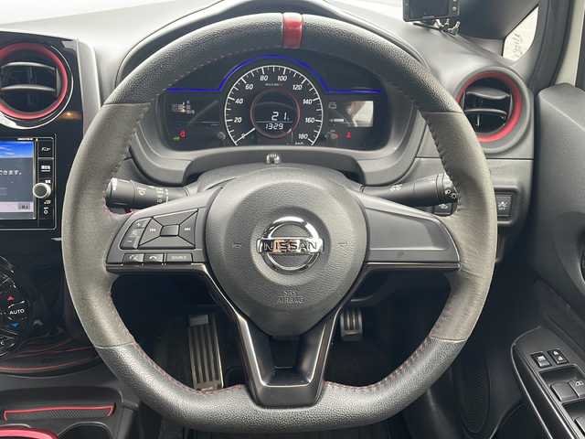日産 ノート e－パワー ニスモ 大阪府 2018(平30)年 5.4万km ブリリアントホワイトパール 純正ＳＤナビ／Ｂｌｕｅｔｏｏｔｈ／フルセグＴＶ／ＣＤ／ＤＶＤ／ＢＤ再生機能有／ＥＴＣ／エマージェンシーブレーキ／コーナーセンサー／電子ミラー／ステアリングリモコン／スペアキー／純正アルミホイール