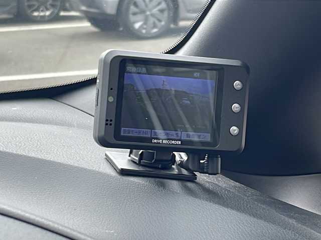 日産 ノート e－パワー ニスモ 大阪府 2018(平30)年 5.4万km ブリリアントホワイトパール 純正ＳＤナビ／Ｂｌｕｅｔｏｏｔｈ／フルセグＴＶ／ＣＤ／ＤＶＤ／ＢＤ再生機能有／ＥＴＣ／エマージェンシーブレーキ／コーナーセンサー／電子ミラー／ステアリングリモコン／スペアキー／純正アルミホイール