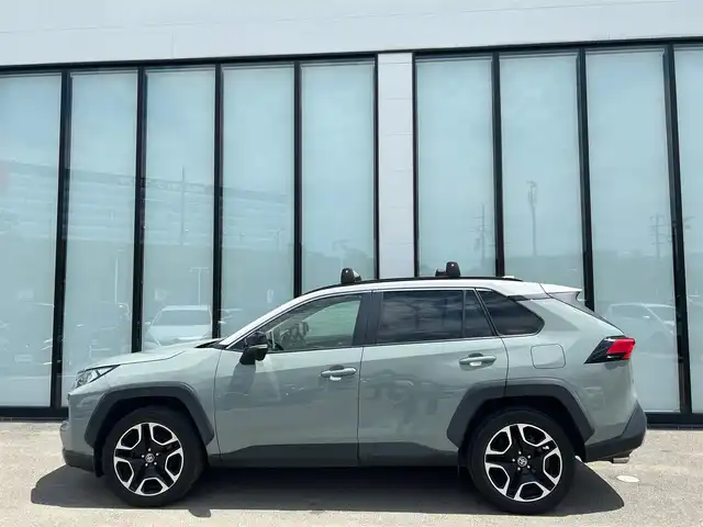 トヨタ ＲＡＶ４ アドベンチャー 大阪府 2020(令2)年 5.4万km アッシュグレーメタリック/アーバンカーキ 純正９インチナビ/   フルセグTV/Bluetooth/USB/全方位モニター/衝突軽減ブレーキ/横滑り防止装置/コーナセンサー/ＢＳＭ/前席シートヒーター/スマートルームミラー/レーダークルーズコントロール/レーンキープアシスト/ステアリングスイッチ/運転席パワーシート/ステアリングヒーター/オートマチックハイビーム/ルーフレール/純正19インチアルミホイール/純正フロアマット/プッシュスタート/スマートキー/ＥＴＣ/ＬＥＤライト/禁煙車