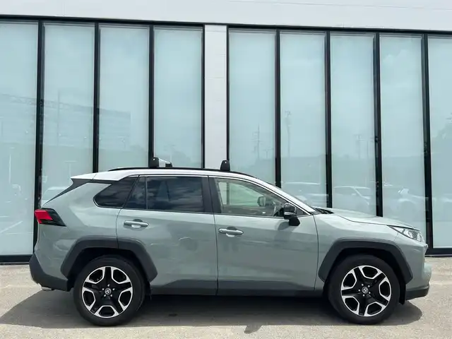 トヨタ ＲＡＶ４ アドベンチャー 大阪府 2020(令2)年 5.4万km アッシュグレーメタリック/アーバンカーキ 純正９インチナビ/   フルセグTV/Bluetooth/USB/全方位モニター/衝突軽減ブレーキ/横滑り防止装置/コーナセンサー/ＢＳＭ/前席シートヒーター/スマートルームミラー/レーダークルーズコントロール/レーンキープアシスト/ステアリングスイッチ/運転席パワーシート/ステアリングヒーター/オートマチックハイビーム/ルーフレール/純正19インチアルミホイール/純正フロアマット/プッシュスタート/スマートキー/ＥＴＣ/ＬＥＤライト/禁煙車