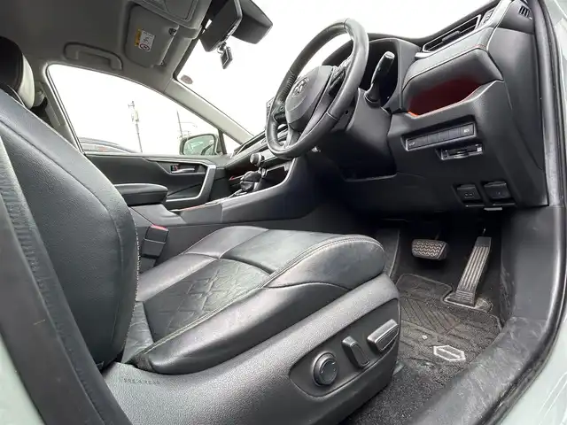 トヨタ ＲＡＶ４ アドベンチャー 大阪府 2020(令2)年 5.4万km アッシュグレーメタリック/アーバンカーキ 純正９インチナビ/   フルセグTV/Bluetooth/USB/全方位モニター/衝突軽減ブレーキ/横滑り防止装置/コーナセンサー/ＢＳＭ/前席シートヒーター/スマートルームミラー/レーダークルーズコントロール/レーンキープアシスト/ステアリングスイッチ/運転席パワーシート/ステアリングヒーター/オートマチックハイビーム/ルーフレール/純正19インチアルミホイール/純正フロアマット/プッシュスタート/スマートキー/ＥＴＣ/ＬＥＤライト/禁煙車