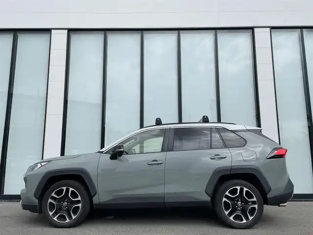 トヨタ ＲＡＶ４ アドベンチャー 大阪府 2020(令2)年 5.4万km アッシュグレーメタリック/アーバンカーキ 純正９インチナビ/   フルセグTV/Bluetooth/USB/全方位モニター/衝突軽減ブレーキ/横滑り防止装置/コーナセンサー/ＢＳＭ/前席シートヒーター/スマートルームミラー/レーダークルーズコントロール/レーンキープアシスト/ステアリングスイッチ/運転席パワーシート/ステアリングヒーター/オートマチックハイビーム/ルーフレール/純正19インチアルミホイール/純正フロアマット/プッシュスタート/スマートキー/ＥＴＣ/ＬＥＤライト