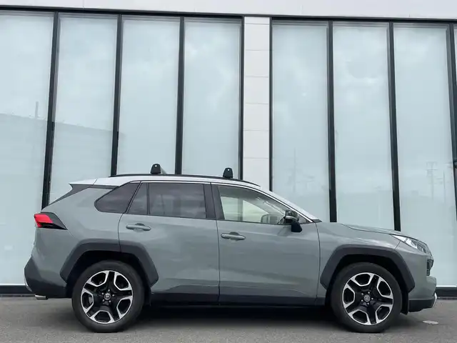 トヨタ ＲＡＶ４ アドベンチャー 大阪府 2020(令2)年 5.4万km アッシュグレーメタリック/アーバンカーキ 純正９インチナビ/   フルセグTV/Bluetooth/USB/全方位モニター/衝突軽減ブレーキ/横滑り防止装置/コーナセンサー/ＢＳＭ/前席シートヒーター/スマートルームミラー/レーダークルーズコントロール/レーンキープアシスト/ステアリングスイッチ/運転席パワーシート/ステアリングヒーター/オートマチックハイビーム/ルーフレール/純正19インチアルミホイール/純正フロアマット/プッシュスタート/スマートキー/ＥＴＣ/ＬＥＤライト