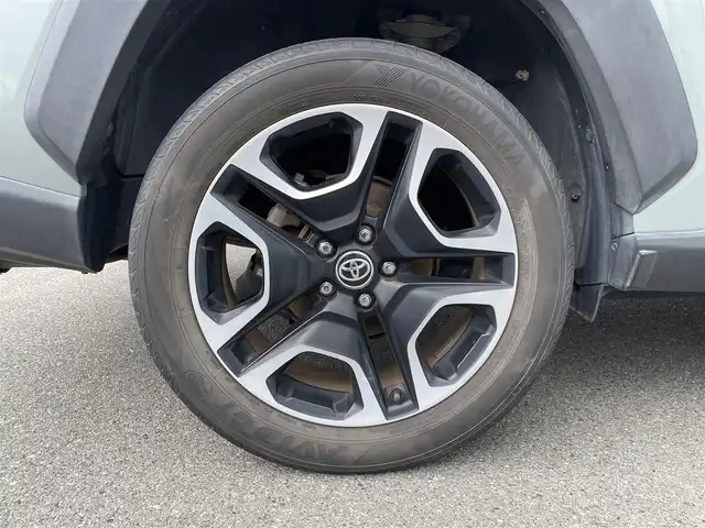 トヨタ ＲＡＶ４ アドベンチャー 大阪府 2020(令2)年 5.4万km アッシュグレーメタリック/アーバンカーキ 純正９インチナビ/   フルセグTV/Bluetooth/USB/全方位モニター/衝突軽減ブレーキ/横滑り防止装置/コーナセンサー/ＢＳＭ/前席シートヒーター/スマートルームミラー/レーダークルーズコントロール/レーンキープアシスト/ステアリングスイッチ/運転席パワーシート/ステアリングヒーター/オートマチックハイビーム/ルーフレール/純正19インチアルミホイール/純正フロアマット/プッシュスタート/スマートキー/ＥＴＣ/ＬＥＤライト