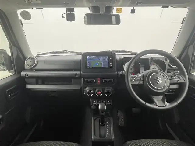 スズキ ジムニー XC 岡山県 2023(令5)年 1.8万km ミディアムグレー ワンオーナー		/メモリナビゲーション		/【フルセグ/Bluetooth/DVD/MSV】		/バックカメラ		/純正16inアルミホイール+サマータイヤ：装着		/クルーズコントロール		/ビルトインETC		/LEDヘッドライト（AUTO機能付き）		/シートヒーター		/横滑り防止機能		/衝突軽減システム		/車線逸脱防止システム/ヘッドライトウォッシャー/ダウンヒルアシスト		/ドライブレコーダー				/スマートキー	/ステアリングスイッチ		/プッシュスタート			/フロアマット		/新車保証書		/取扱説明書