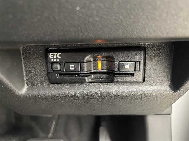 スズキ ジムニー XC 岡山県 2023(令5)年 1.8万km ミディアムグレー ワンオーナー		/メモリナビゲーション		/【フルセグ/Bluetooth/DVD/MSV】		/バックカメラ		/純正16inアルミホイール+サマータイヤ：装着		/クルーズコントロール		/ビルトインETC		/LEDヘッドライト（AUTO機能付き）		/シートヒーター		/横滑り防止機能		/衝突軽減システム		/車線逸脱防止システム/ヘッドライトウォッシャー/ダウンヒルアシスト		/ドライブレコーダー				/スマートキー	/ステアリングスイッチ		/プッシュスタート			/フロアマット		/新車保証書		/取扱説明書
