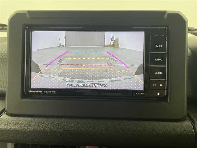 スズキ ジムニー XC 岡山県 2023(令5)年 1.8万km ミディアムグレー ワンオーナー		/メモリナビゲーション		/【フルセグ/Bluetooth/DVD/MSV】		/バックカメラ		/純正16inアルミホイール+サマータイヤ：装着		/クルーズコントロール		/ビルトインETC		/LEDヘッドライト（AUTO機能付き）		/シートヒーター		/横滑り防止機能		/衝突軽減システム		/車線逸脱防止システム/ヘッドライトウォッシャー/ダウンヒルアシスト		/ドライブレコーダー				/スマートキー	/ステアリングスイッチ		/プッシュスタート			/フロアマット		/新車保証書		/取扱説明書