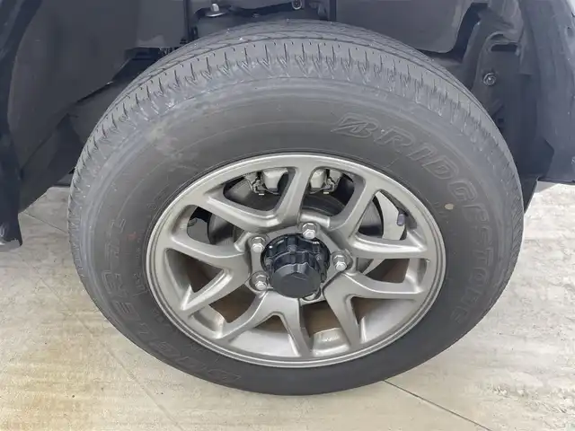 スズキ ジムニー XC 岡山県 2023(令5)年 1.8万km ミディアムグレー ワンオーナー		/メモリナビゲーション		/【フルセグ/Bluetooth/DVD/MSV】		/バックカメラ		/純正16inアルミホイール+サマータイヤ：装着		/クルーズコントロール		/ビルトインETC		/LEDヘッドライト（AUTO機能付き）		/シートヒーター		/横滑り防止機能		/衝突軽減システム		/車線逸脱防止システム/ヘッドライトウォッシャー/ダウンヒルアシスト		/ドライブレコーダー				/スマートキー	/ステアリングスイッチ		/プッシュスタート			/フロアマット		/新車保証書		/取扱説明書