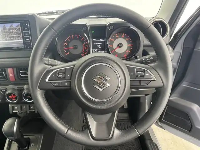 スズキ ジムニー XC 岡山県 2023(令5)年 1.8万km ミディアムグレー ワンオーナー		/メモリナビゲーション		/【フルセグ/Bluetooth/DVD/MSV】		/バックカメラ		/純正16inアルミホイール+サマータイヤ：装着		/クルーズコントロール		/ビルトインETC		/LEDヘッドライト（AUTO機能付き）		/シートヒーター		/横滑り防止機能		/衝突軽減システム		/車線逸脱防止システム/ヘッドライトウォッシャー/ダウンヒルアシスト		/ドライブレコーダー				/スマートキー	/ステアリングスイッチ		/プッシュスタート			/フロアマット		/新車保証書		/取扱説明書