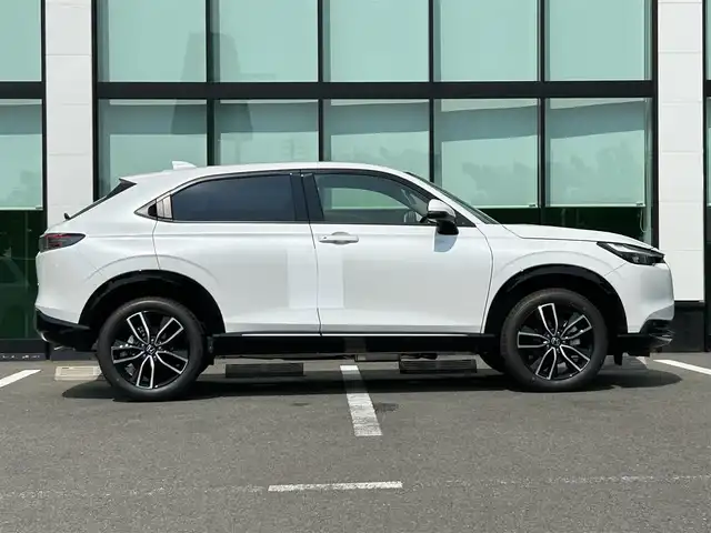 ホンダ ヴェゼル ハイブリッド e:HEV Z 和歌山県 2025(令7)年 0.1千km プラチナホワイトパール 純正Honda CONNECTディスプレーオーディオ（ナビ付）/フルセグTV/Bluetooth/USB/カープレイ/バックカメラ/ETC2.0/ワイヤレス充電器/ホンダセンシング/衝突軽減カメラ/路外逸脱抑制/BSM/踏み間違い防止機能/クリアランスソナー/レーダークルーズコントロール/革巻きステアリング/パドルシフト/ステアリングヒーター/ステアリングスイッチ/ハーフレザーシート/前席シートヒーター/LEDヘッドライト/オートライト/純正18インチAW/フロントグリル　ベルリナブラック/プッシュスタート/スマートキー/スペアキー/取扱説明書/保証書