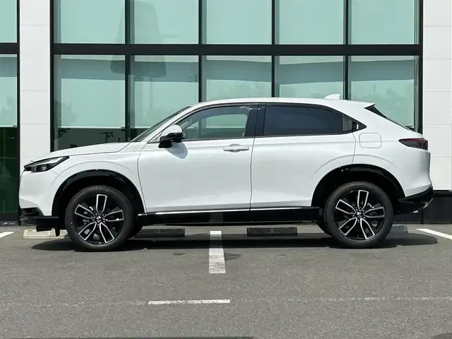 ホンダ ヴェゼル ハイブリッド e:HEV Z 和歌山県 2025(令7)年 0.1千km プラチナホワイトパール 純正Honda CONNECTディスプレーオーディオ（ナビ付）/フルセグTV/Bluetooth/USB/カープレイ/バックカメラ/ETC2.0/ワイヤレス充電器/ホンダセンシング/衝突軽減カメラ/路外逸脱抑制/BSM/踏み間違い防止機能/クリアランスソナー/レーダークルーズコントロール/革巻きステアリング/パドルシフト/ステアリングヒーター/ステアリングスイッチ/ハーフレザーシート/前席シートヒーター/LEDヘッドライト/オートライト/純正18インチAW/フロントグリル　ベルリナブラック/プッシュスタート/スマートキー/スペアキー/取扱説明書/保証書