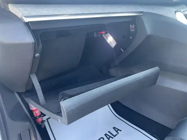 プジョー ３００８ GT ブルー HDi 滋賀県 2020(令2)年 2.1万km BLANC NACRE サンルーフ/ファーストクラスＰＫＧ/ハーフレザーシート/・前席パワーシート　/・前席シートヒーター　/純正ディスプレイオーディオ（BT/CarPlay）/３６０°カメラ/ＡＣＣ　/ＢＳＭ　/ＬＫＡ　/ワイヤレスチャージ　/アンビエントライト　/ＥＴＣ/コーナーセンサー /純正18インチAW