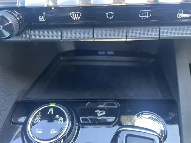 プジョー ３００８ GT ブルー HDi 滋賀県 2020(令2)年 2.1万km BLANC NACRE サンルーフ/ファーストクラスＰＫＧ/ハーフレザーシート/・前席パワーシート　/・前席シートヒーター　/純正ディスプレイオーディオ（BT/CarPlay）/３６０°カメラ/ＡＣＣ　/ＢＳＭ　/ＬＫＡ　/ワイヤレスチャージ　/アンビエントライト　/ＥＴＣ/コーナーセンサー /純正18インチAW