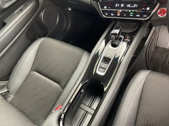 ホンダ ヴェゼル ハイブリッド Z ホンダセンシング 鹿児島県 2019(平31)年 3.1万km クリスタルブラックパール 純正ナビ/・CD/DVD/・FM/AM/・フルセグTV/・SD/Music Rack/・USB/HDMI/・Bluetooth/ホンダセンシング/●衝突軽減ブレーキ〈CMBS〉/●誤発進抑制機能/●歩行者事故低減ステアリング/●路外逸脱抑制機能/●ACC〈アダプティブ・クルーズ・コントロール〉/●LKAS〈車線維持支援システム〉/●先行車発進お知らせ機能/●標識認識機能/バックカメラ/サイドカーテンエアバッグ/LEDヘッドライト/ハーフレザーシート/運転席+助手席シートヒーター/ドライブレコーダー/ビルトインETC/アイドリングストップ/パドルシフト/横滑り防止装置