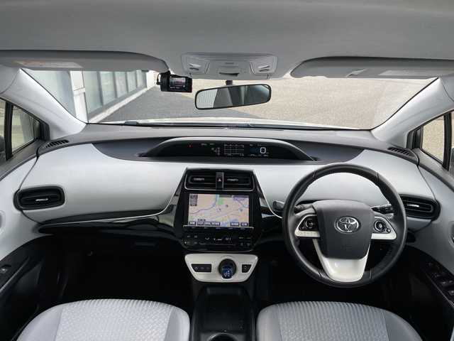 トヨタ プリウス S 道央・札幌 2016(平28)年 9.8万km スティールブロンドM ４WD/寒冷地仕様/純正ディーラーOPナビ/CD/DVD/BT/フルセグ/横滑り防止装置/クリアランスソナー/パーキングアシスト/バックカメラ/ビルトインETC/ドライブレコーダー/EVMODE/DRIVEMODE切替/ワイパーデアイサー/革巻きステアリング/ステアリングリモコン/プッシュスタート/スマートキー/LEDヘッドライト/オートライト/フォグランプ/電動格納ミラー/ヒーテッドドアミラー/ウィンカーミラー/純正フロアマット/ドアバイザー/スペアキー/純正エンジンスターター/社外AW付夏タイヤ積込/（純正ホイールキャップ付）/195/65/R15/2021年/山4mm