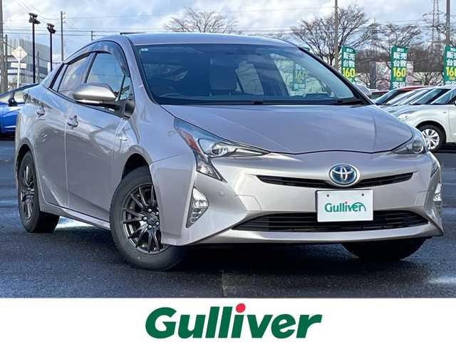 トヨタ プリウス S 道央・札幌 2016(平28)年 9.8万km スティールブロンドM ４WD/寒冷地仕様/純正ディーラーOPナビ/CD/DVD/BT/フルセグ/横滑り防止装置/クリアランスソナー/パーキングアシスト/バックカメラ/ビルトインETC/ドライブレコーダー/EVMODE/DRIVEMODE切替/ワイパーデアイサー/革巻きステアリング/ステアリングリモコン/プッシュスタート/スマートキー/LEDヘッドライト/オートライト/フォグランプ/電動格納ミラー/ヒーテッドドアミラー/ウィンカーミラー/純正フロアマット/ドアバイザー/スペアキー/純正エンジンスターター/社外AW付夏タイヤ積込/（純正ホイールキャップ付）/195/65/R15/2021年/山4mm