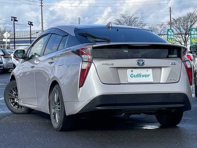 トヨタ プリウス S 道央・札幌 2016(平28)年 9.8万km スティールブロンドM ４WD/寒冷地仕様/純正ディーラーOPナビ/CD/DVD/BT/フルセグ/横滑り防止装置/クリアランスソナー/パーキングアシスト/バックカメラ/ビルトインETC/ドライブレコーダー/EVMODE/DRIVEMODE切替/ワイパーデアイサー/革巻きステアリング/ステアリングリモコン/プッシュスタート/スマートキー/LEDヘッドライト/オートライト/フォグランプ/電動格納ミラー/ヒーテッドドアミラー/ウィンカーミラー/純正フロアマット/ドアバイザー/スペアキー/純正エンジンスターター/社外AW付夏タイヤ積込/（純正ホイールキャップ付）/195/65/R15/2021年/山4mm