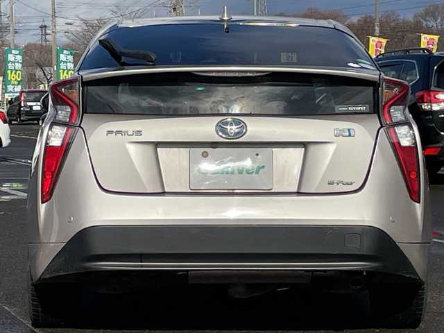 トヨタ プリウス S 道央・札幌 2016(平28)年 9.8万km スティールブロンドM ４WD/寒冷地仕様/純正ディーラーOPナビ/CD/DVD/BT/フルセグ/横滑り防止装置/クリアランスソナー/パーキングアシスト/バックカメラ/ビルトインETC/ドライブレコーダー/EVMODE/DRIVEMODE切替/ワイパーデアイサー/革巻きステアリング/ステアリングリモコン/プッシュスタート/スマートキー/LEDヘッドライト/オートライト/フォグランプ/電動格納ミラー/ヒーテッドドアミラー/ウィンカーミラー/純正フロアマット/ドアバイザー/スペアキー/純正エンジンスターター/社外AW付夏タイヤ積込/（純正ホイールキャップ付）/195/65/R15/2021年/山4mm