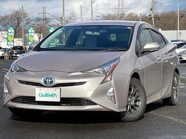 トヨタ プリウス S 道央・札幌 2016(平28)年 9.8万km スティールブロンドM ４WD/寒冷地仕様/純正ディーラーOPナビ/CD/DVD/BT/フルセグ/横滑り防止装置/クリアランスソナー/パーキングアシスト/バックカメラ/ビルトインETC/ドライブレコーダー/EVMODE/DRIVEMODE切替/ワイパーデアイサー/革巻きステアリング/ステアリングリモコン/プッシュスタート/スマートキー/LEDヘッドライト/オートライト/フォグランプ/電動格納ミラー/ヒーテッドドアミラー/ウィンカーミラー/純正フロアマット/ドアバイザー/スペアキー/純正エンジンスターター/社外AW付夏タイヤ積込/（純正ホイールキャップ付）/195/65/R15/2021年/山4mm
