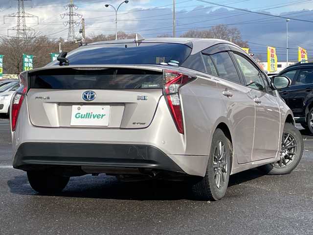トヨタ プリウス S 道央・札幌 2016(平28)年 9.8万km スティールブロンドM ４WD/寒冷地仕様/純正ディーラーOPナビ/CD/DVD/BT/フルセグ/横滑り防止装置/クリアランスソナー/パーキングアシスト/バックカメラ/ビルトインETC/ドライブレコーダー/EVMODE/DRIVEMODE切替/ワイパーデアイサー/革巻きステアリング/ステアリングリモコン/プッシュスタート/スマートキー/LEDヘッドライト/オートライト/フォグランプ/電動格納ミラー/ヒーテッドドアミラー/ウィンカーミラー/純正フロアマット/ドアバイザー/スペアキー/純正エンジンスターター/社外AW付夏タイヤ積込/（純正ホイールキャップ付）/195/65/R15/2021年/山4mm