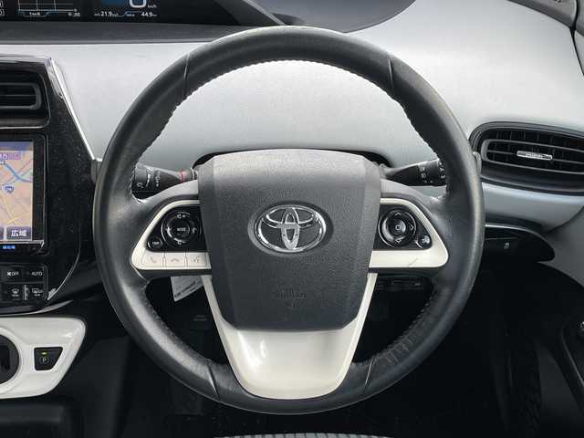 トヨタ プリウス S 道央・札幌 2016(平28)年 9.8万km スティールブロンドM ４WD/寒冷地仕様/純正ディーラーOPナビ/CD/DVD/BT/フルセグ/横滑り防止装置/クリアランスソナー/パーキングアシスト/バックカメラ/ビルトインETC/ドライブレコーダー/EVMODE/DRIVEMODE切替/ワイパーデアイサー/革巻きステアリング/ステアリングリモコン/プッシュスタート/スマートキー/LEDヘッドライト/オートライト/フォグランプ/電動格納ミラー/ヒーテッドドアミラー/ウィンカーミラー/純正フロアマット/ドアバイザー/スペアキー/純正エンジンスターター/社外AW付夏タイヤ積込/（純正ホイールキャップ付）/195/65/R15/2021年/山4mm