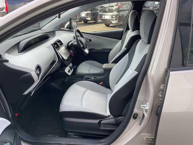 トヨタ プリウス S 道央・札幌 2016(平28)年 9.8万km スティールブロンドM ４WD/寒冷地仕様/純正ディーラーOPナビ/CD/DVD/BT/フルセグ/横滑り防止装置/クリアランスソナー/パーキングアシスト/バックカメラ/ビルトインETC/ドライブレコーダー/EVMODE/DRIVEMODE切替/ワイパーデアイサー/革巻きステアリング/ステアリングリモコン/プッシュスタート/スマートキー/LEDヘッドライト/オートライト/フォグランプ/電動格納ミラー/ヒーテッドドアミラー/ウィンカーミラー/純正フロアマット/ドアバイザー/スペアキー/純正エンジンスターター/社外AW付夏タイヤ積込/（純正ホイールキャップ付）/195/65/R15/2021年/山4mm