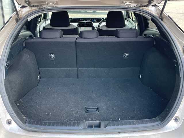 トヨタ プリウス S 道央・札幌 2016(平28)年 9.8万km スティールブロンドM ４WD/寒冷地仕様/純正ディーラーOPナビ/CD/DVD/BT/フルセグ/横滑り防止装置/クリアランスソナー/パーキングアシスト/バックカメラ/ビルトインETC/ドライブレコーダー/EVMODE/DRIVEMODE切替/ワイパーデアイサー/革巻きステアリング/ステアリングリモコン/プッシュスタート/スマートキー/LEDヘッドライト/オートライト/フォグランプ/電動格納ミラー/ヒーテッドドアミラー/ウィンカーミラー/純正フロアマット/ドアバイザー/スペアキー/純正エンジンスターター/社外AW付夏タイヤ積込/（純正ホイールキャップ付）/195/65/R15/2021年/山4mm