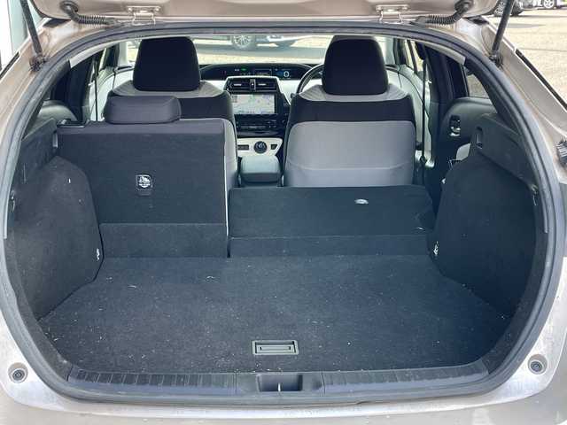 トヨタ プリウス S 道央・札幌 2016(平28)年 9.8万km スティールブロンドM ４WD/寒冷地仕様/純正ディーラーOPナビ/CD/DVD/BT/フルセグ/横滑り防止装置/クリアランスソナー/パーキングアシスト/バックカメラ/ビルトインETC/ドライブレコーダー/EVMODE/DRIVEMODE切替/ワイパーデアイサー/革巻きステアリング/ステアリングリモコン/プッシュスタート/スマートキー/LEDヘッドライト/オートライト/フォグランプ/電動格納ミラー/ヒーテッドドアミラー/ウィンカーミラー/純正フロアマット/ドアバイザー/スペアキー/純正エンジンスターター/社外AW付夏タイヤ積込/（純正ホイールキャップ付）/195/65/R15/2021年/山4mm