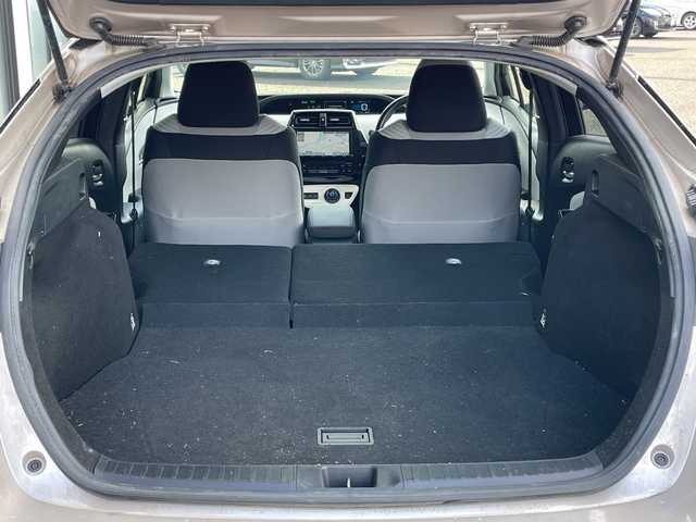 トヨタ プリウス S 道央・札幌 2016(平28)年 9.8万km スティールブロンドM ４WD/寒冷地仕様/純正ディーラーOPナビ/CD/DVD/BT/フルセグ/横滑り防止装置/クリアランスソナー/パーキングアシスト/バックカメラ/ビルトインETC/ドライブレコーダー/EVMODE/DRIVEMODE切替/ワイパーデアイサー/革巻きステアリング/ステアリングリモコン/プッシュスタート/スマートキー/LEDヘッドライト/オートライト/フォグランプ/電動格納ミラー/ヒーテッドドアミラー/ウィンカーミラー/純正フロアマット/ドアバイザー/スペアキー/純正エンジンスターター/社外AW付夏タイヤ積込/（純正ホイールキャップ付）/195/65/R15/2021年/山4mm