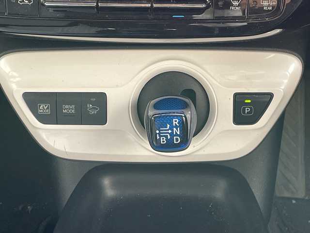 トヨタ プリウス S 道央・札幌 2016(平28)年 9.8万km スティールブロンドM ４WD/寒冷地仕様/純正ディーラーOPナビ/CD/DVD/BT/フルセグ/横滑り防止装置/クリアランスソナー/パーキングアシスト/バックカメラ/ビルトインETC/ドライブレコーダー/EVMODE/DRIVEMODE切替/ワイパーデアイサー/革巻きステアリング/ステアリングリモコン/プッシュスタート/スマートキー/LEDヘッドライト/オートライト/フォグランプ/電動格納ミラー/ヒーテッドドアミラー/ウィンカーミラー/純正フロアマット/ドアバイザー/スペアキー/純正エンジンスターター/社外AW付夏タイヤ積込/（純正ホイールキャップ付）/195/65/R15/2021年/山4mm