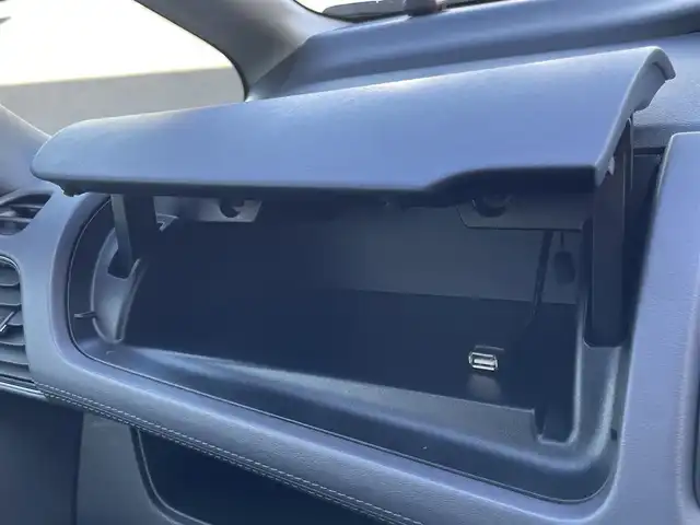 日産 セレナ e－パワー ハイウェイスター 香川県 2020(令2)年 4.4万km マルーンレッド 2トーン 登録時走行距離43310km/純正10型SDナビ/（フルセグTV/Bluetooth/DVD）/バックカメラ/純正フリップダウンモニター/純正ドライブレコーダー【DJ4-D】/エマージェンシーブレーキ/車線逸脱警報機能/クルーズコントロール/ブラインドスポットモニター/コーナーセンサー/革巻きステアリング/ステアリングスイッチ/ビルトインETC/オートライト/LEDヘッドライト/LEDフォグライト/純正15インチアルミホイール/純正フロアマット/両側スライドドア/オートエアコン/リアエアコン/2列目パーソナルテーブル/後席サンシェード/スマートキー/プッシュスタート/ウィンカー付電動格納ミラー/ISOFIX/取扱説明書