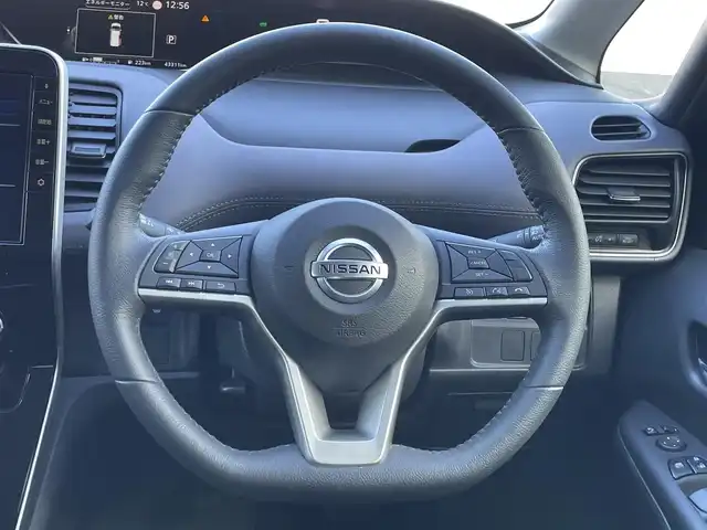 日産 セレナ e－パワー ハイウェイスター 香川県 2020(令2)年 4.4万km マルーンレッド 2トーン 登録時走行距離43310km/純正10型SDナビ/（フルセグTV/Bluetooth/DVD）/バックカメラ/純正フリップダウンモニター/純正ドライブレコーダー【DJ4-D】/エマージェンシーブレーキ/車線逸脱警報機能/クルーズコントロール/ブラインドスポットモニター/コーナーセンサー/革巻きステアリング/ステアリングスイッチ/ビルトインETC/オートライト/LEDヘッドライト/LEDフォグライト/純正15インチアルミホイール/純正フロアマット/両側スライドドア/オートエアコン/リアエアコン/2列目パーソナルテーブル/後席サンシェード/スマートキー/プッシュスタート/ウィンカー付電動格納ミラー/ISOFIX/取扱説明書