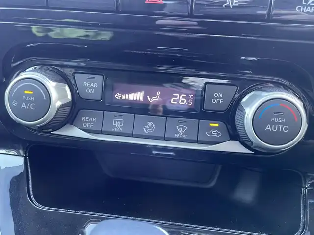 日産 セレナ e－パワー ハイウェイスター 香川県 2020(令2)年 4.4万km マルーンレッド 2トーン 登録時走行距離43310km/純正10型SDナビ/（フルセグTV/Bluetooth/DVD）/バックカメラ/純正フリップダウンモニター/純正ドライブレコーダー【DJ4-D】/エマージェンシーブレーキ/車線逸脱警報機能/クルーズコントロール/ブラインドスポットモニター/コーナーセンサー/革巻きステアリング/ステアリングスイッチ/ビルトインETC/オートライト/LEDヘッドライト/LEDフォグライト/純正15インチアルミホイール/純正フロアマット/両側スライドドア/オートエアコン/リアエアコン/2列目パーソナルテーブル/後席サンシェード/スマートキー/プッシュスタート/ウィンカー付電動格納ミラー/ISOFIX/取扱説明書