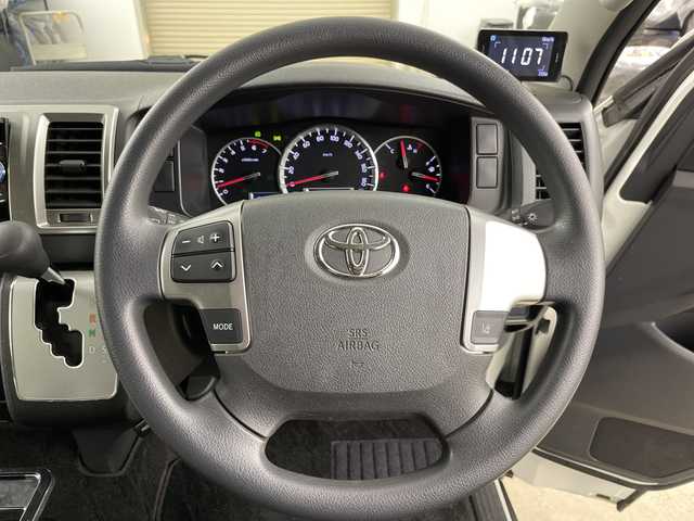 トヨタ ハイエース GL ロング 道央・札幌 2019(平31)年 2.5万km ホワイトパールクリスタルシャイン ・４WD/　キャンピング仕様車/・トヨタセーフティセンス/・プリクラッシュセーフティ/・キャンピング仕様装備品/・冷蔵庫・流し台・レンジ/・車社内LED証明・ベット仕様/・車内カーテン・テーブルキット/・リアクーラー・リアヒーター/・車外電源ケーブル/・車内１００V電源/・左スライドドア（イージークローザー付）/・社外ナビ（DVD.CD.SD.Bluetooth）/・バックカメラ/・LEDライト/オートライト/・ドライブレコーダー/・スマートキー