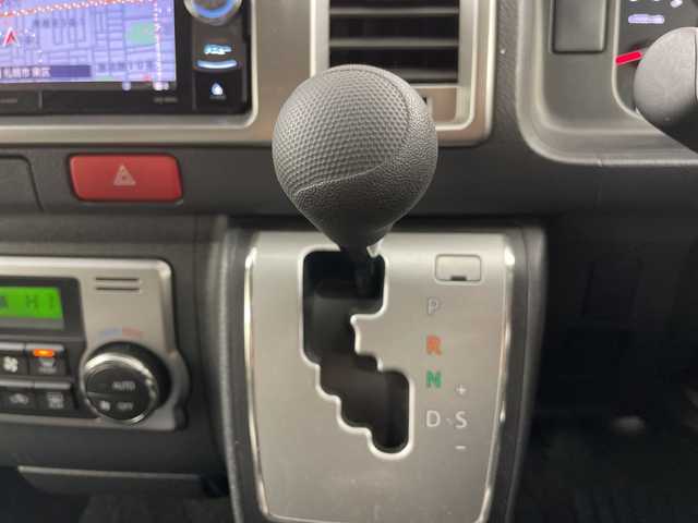 トヨタ ハイエース GL ロング 道央・札幌 2019(平31)年 2.5万km ホワイトパールクリスタルシャイン ・４WD/　キャンピング仕様車/・トヨタセーフティセンス/・プリクラッシュセーフティ/・キャンピング仕様装備品/・冷蔵庫・流し台・レンジ/・車社内LED証明・ベット仕様/・車内カーテン・テーブルキット/・リアクーラー・リアヒーター/・車外電源ケーブル/・車内１００V電源/・左スライドドア（イージークローザー付）/・社外ナビ（DVD.CD.SD.Bluetooth）/・バックカメラ/・LEDライト/オートライト/・ドライブレコーダー/・スマートキー