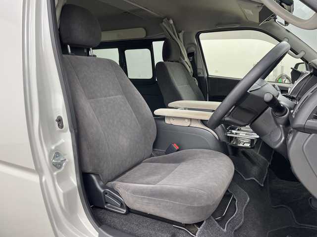 トヨタ ハイエース GL ロング 道央・札幌 2019(平31)年 2.5万km ホワイトパールクリスタルシャイン ・４WD/　キャンピング仕様車/・トヨタセーフティセンス/・プリクラッシュセーフティ/・キャンピング仕様装備品/・冷蔵庫・流し台・レンジ/・車社内LED証明・ベット仕様/・車内カーテン・テーブルキット/・リアクーラー・リアヒーター/・車外電源ケーブル/・車内１００V電源/・左スライドドア（イージークローザー付）/・社外ナビ（DVD.CD.SD.Bluetooth）/・バックカメラ/・LEDライト/オートライト/・ドライブレコーダー/・スマートキー