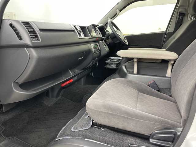 トヨタ ハイエース GL ロング 道央・札幌 2019(平31)年 2.5万km ホワイトパールクリスタルシャイン ・４WD/　キャンピング仕様車/・トヨタセーフティセンス/・プリクラッシュセーフティ/・キャンピング仕様装備品/・冷蔵庫・流し台・レンジ/・車社内LED証明・ベット仕様/・車内カーテン・テーブルキット/・リアクーラー・リアヒーター/・車外電源ケーブル/・車内１００V電源/・左スライドドア（イージークローザー付）/・社外ナビ（DVD.CD.SD.Bluetooth）/・バックカメラ/・LEDライト/オートライト/・ドライブレコーダー/・スマートキー