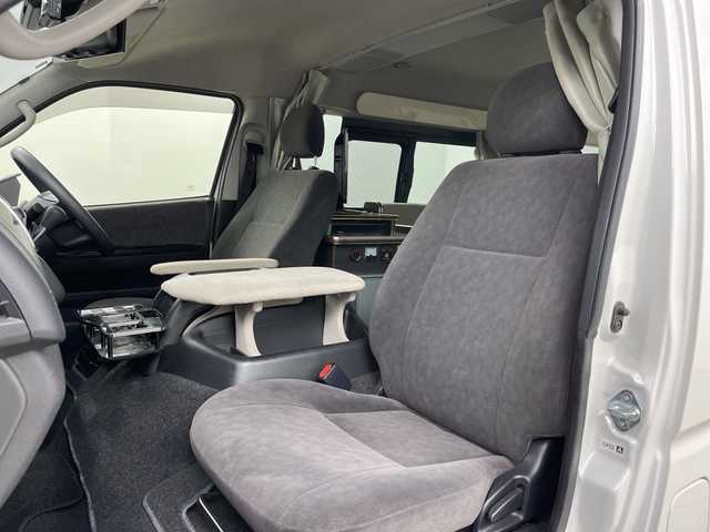 トヨタ ハイエース GL ロング 道央・札幌 2019(平31)年 2.5万km ホワイトパールクリスタルシャイン ・４WD/　キャンピング仕様車/・トヨタセーフティセンス/・プリクラッシュセーフティ/・キャンピング仕様装備品/・冷蔵庫・流し台・レンジ/・車社内LED証明・ベット仕様/・車内カーテン・テーブルキット/・リアクーラー・リアヒーター/・車外電源ケーブル/・車内１００V電源/・左スライドドア（イージークローザー付）/・社外ナビ（DVD.CD.SD.Bluetooth）/・バックカメラ/・LEDライト/オートライト/・ドライブレコーダー/・スマートキー