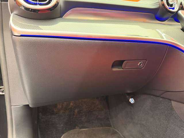 メルセデス・ベンツ Ｍ・ベンツ Ｃ２２０ｄ アバンギャルド　AMGライン 千葉県 2022(令4)年 4.9万km オブシディアンブラック パノラマＳＲ　/レザーエクスクルーシブＰＫＧ　/ベーシックＰＫＧ　/赤黒革シート　/ＨＵＤ　/ＡＣＣ　/ＡＲナビ/ＴＶ　/３６０°　/Ｂｌｕｅｔｏｏｔｈ接続　/シートヒーター　/ＲＳＰ　/ＥＴＣ　/ドラレコ　/１オーナー