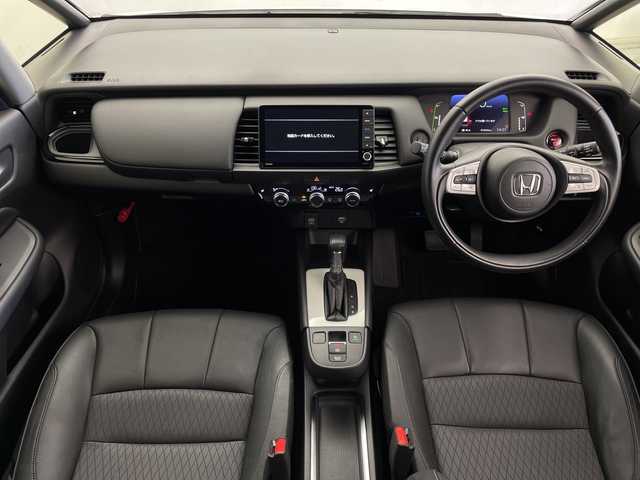 ホンダ フィット e:HEVリュクス 鹿児島県 2021(令3)年 1.7万km プラチナホワイトパール 純正SDナビ/(BT/CD/DVD/AM/FM/フルセグTV)/ホンダセンシング/レーダークルーズコントロール/衝突軽減ブレーキ/レーンキープアシスト/標識認識機能/踏み間違い防止機能/前席シートヒーター/レザーシート/革巻きステアリング/ステアリングスイッチ/アイドリングストップ/バックカメラ/前後ドライブレコーダー/チップアップシート/純正フロアマット/純正16インチアルミホイール/オートマチックハイビーム/純正LEDヘッドライト/保証書/取扱説明書/スペアキー