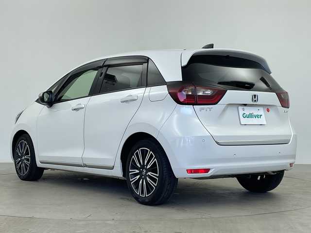 ホンダ フィット e:HEVリュクス 鹿児島県 2021(令3)年 1.7万km プラチナホワイトパール 純正SDナビ/(BT/CD/DVD/AM/FM/フルセグTV)/ホンダセンシング/レーダークルーズコントロール/衝突軽減ブレーキ/レーンキープアシスト/標識認識機能/踏み間違い防止機能/前席シートヒーター/レザーシート/革巻きステアリング/ステアリングスイッチ/アイドリングストップ/バックカメラ/前後ドライブレコーダー/チップアップシート/純正フロアマット/純正16インチアルミホイール/オートマチックハイビーム/純正LEDヘッドライト/保証書/取扱説明書/スペアキー