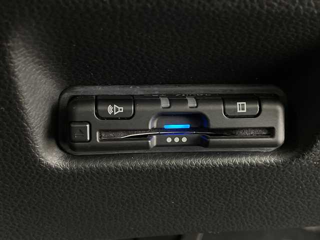 ホンダ フィット e:HEVリュクス 鹿児島県 2021(令3)年 1.7万km プラチナホワイトパール 純正SDナビ/(BT/CD/DVD/AM/FM/フルセグTV)/ホンダセンシング/レーダークルーズコントロール/衝突軽減ブレーキ/レーンキープアシスト/標識認識機能/踏み間違い防止機能/前席シートヒーター/レザーシート/革巻きステアリング/ステアリングスイッチ/アイドリングストップ/バックカメラ/前後ドライブレコーダー/チップアップシート/純正フロアマット/純正16インチアルミホイール/オートマチックハイビーム/純正LEDヘッドライト/保証書/取扱説明書/スペアキー