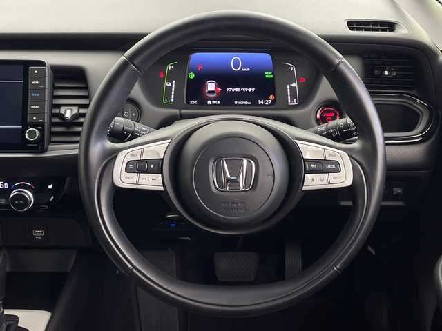 ホンダ フィット e:HEVリュクス 鹿児島県 2021(令3)年 1.7万km プラチナホワイトパール 純正SDナビ/(BT/CD/DVD/AM/FM/フルセグTV)/ホンダセンシング/レーダークルーズコントロール/衝突軽減ブレーキ/レーンキープアシスト/標識認識機能/踏み間違い防止機能/前席シートヒーター/レザーシート/革巻きステアリング/ステアリングスイッチ/アイドリングストップ/バックカメラ/前後ドライブレコーダー/チップアップシート/純正フロアマット/純正16インチアルミホイール/オートマチックハイビーム/純正LEDヘッドライト/保証書/取扱説明書/スペアキー