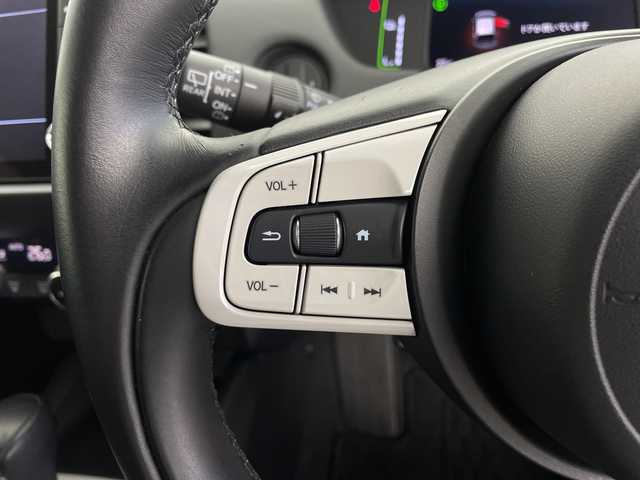 ホンダ フィット e:HEVリュクス 鹿児島県 2021(令3)年 1.7万km プラチナホワイトパール 純正SDナビ/(BT/CD/DVD/AM/FM/フルセグTV)/ホンダセンシング/レーダークルーズコントロール/衝突軽減ブレーキ/レーンキープアシスト/標識認識機能/踏み間違い防止機能/前席シートヒーター/レザーシート/革巻きステアリング/ステアリングスイッチ/アイドリングストップ/バックカメラ/前後ドライブレコーダー/チップアップシート/純正フロアマット/純正16インチアルミホイール/オートマチックハイビーム/純正LEDヘッドライト/保証書/取扱説明書/スペアキー