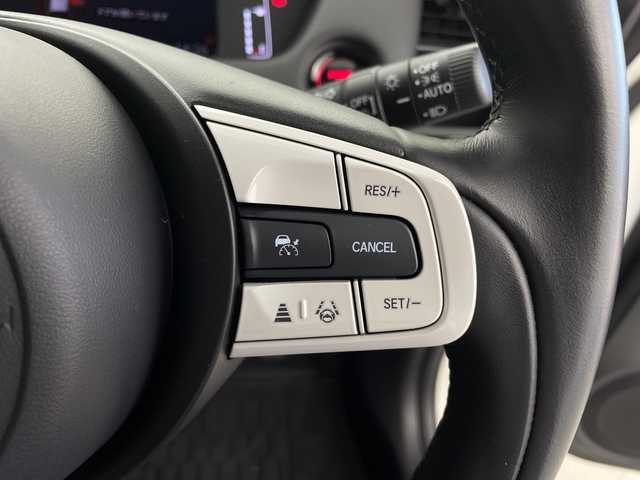 ホンダ フィット e:HEVリュクス 鹿児島県 2021(令3)年 1.7万km プラチナホワイトパール 純正SDナビ/(BT/CD/DVD/AM/FM/フルセグTV)/ホンダセンシング/レーダークルーズコントロール/衝突軽減ブレーキ/レーンキープアシスト/標識認識機能/踏み間違い防止機能/前席シートヒーター/レザーシート/革巻きステアリング/ステアリングスイッチ/アイドリングストップ/バックカメラ/前後ドライブレコーダー/チップアップシート/純正フロアマット/純正16インチアルミホイール/オートマチックハイビーム/純正LEDヘッドライト/保証書/取扱説明書/スペアキー