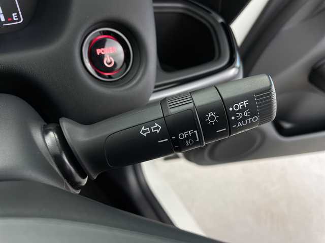 ホンダ フィット e:HEVリュクス 鹿児島県 2021(令3)年 1.7万km プラチナホワイトパール 純正SDナビ/(BT/CD/DVD/AM/FM/フルセグTV)/ホンダセンシング/レーダークルーズコントロール/衝突軽減ブレーキ/レーンキープアシスト/標識認識機能/踏み間違い防止機能/前席シートヒーター/レザーシート/革巻きステアリング/ステアリングスイッチ/アイドリングストップ/バックカメラ/前後ドライブレコーダー/チップアップシート/純正フロアマット/純正16インチアルミホイール/オートマチックハイビーム/純正LEDヘッドライト/保証書/取扱説明書/スペアキー