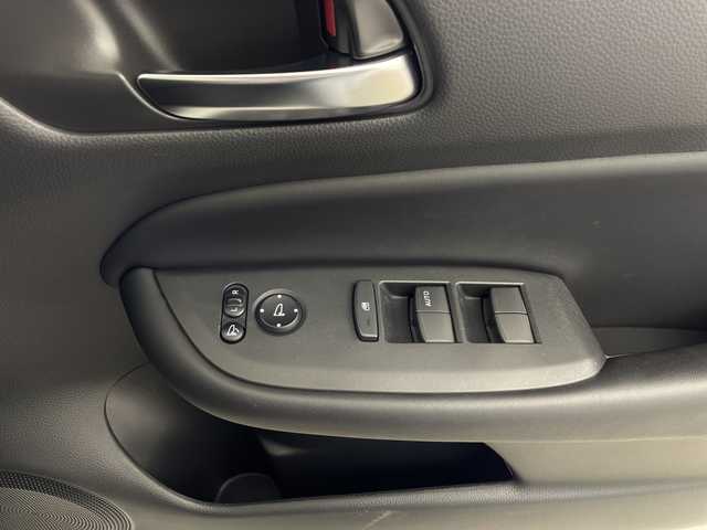 ホンダ フィット e:HEVリュクス 鹿児島県 2021(令3)年 1.7万km プラチナホワイトパール 純正SDナビ/(BT/CD/DVD/AM/FM/フルセグTV)/ホンダセンシング/レーダークルーズコントロール/衝突軽減ブレーキ/レーンキープアシスト/標識認識機能/踏み間違い防止機能/前席シートヒーター/レザーシート/革巻きステアリング/ステアリングスイッチ/アイドリングストップ/バックカメラ/前後ドライブレコーダー/チップアップシート/純正フロアマット/純正16インチアルミホイール/オートマチックハイビーム/純正LEDヘッドライト/保証書/取扱説明書/スペアキー