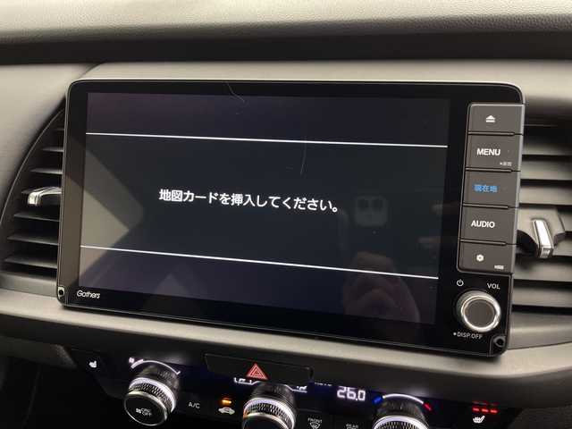 ホンダ フィット e:HEVリュクス 鹿児島県 2021(令3)年 1.7万km プラチナホワイトパール 純正SDナビ/(BT/CD/DVD/AM/FM/フルセグTV)/ホンダセンシング/レーダークルーズコントロール/衝突軽減ブレーキ/レーンキープアシスト/標識認識機能/踏み間違い防止機能/前席シートヒーター/レザーシート/革巻きステアリング/ステアリングスイッチ/アイドリングストップ/バックカメラ/前後ドライブレコーダー/チップアップシート/純正フロアマット/純正16インチアルミホイール/オートマチックハイビーム/純正LEDヘッドライト/保証書/取扱説明書/スペアキー